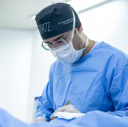 Dr. Sérgio William Segundo durante procedimento cirúrgico no Hospital Einstein Goiânia